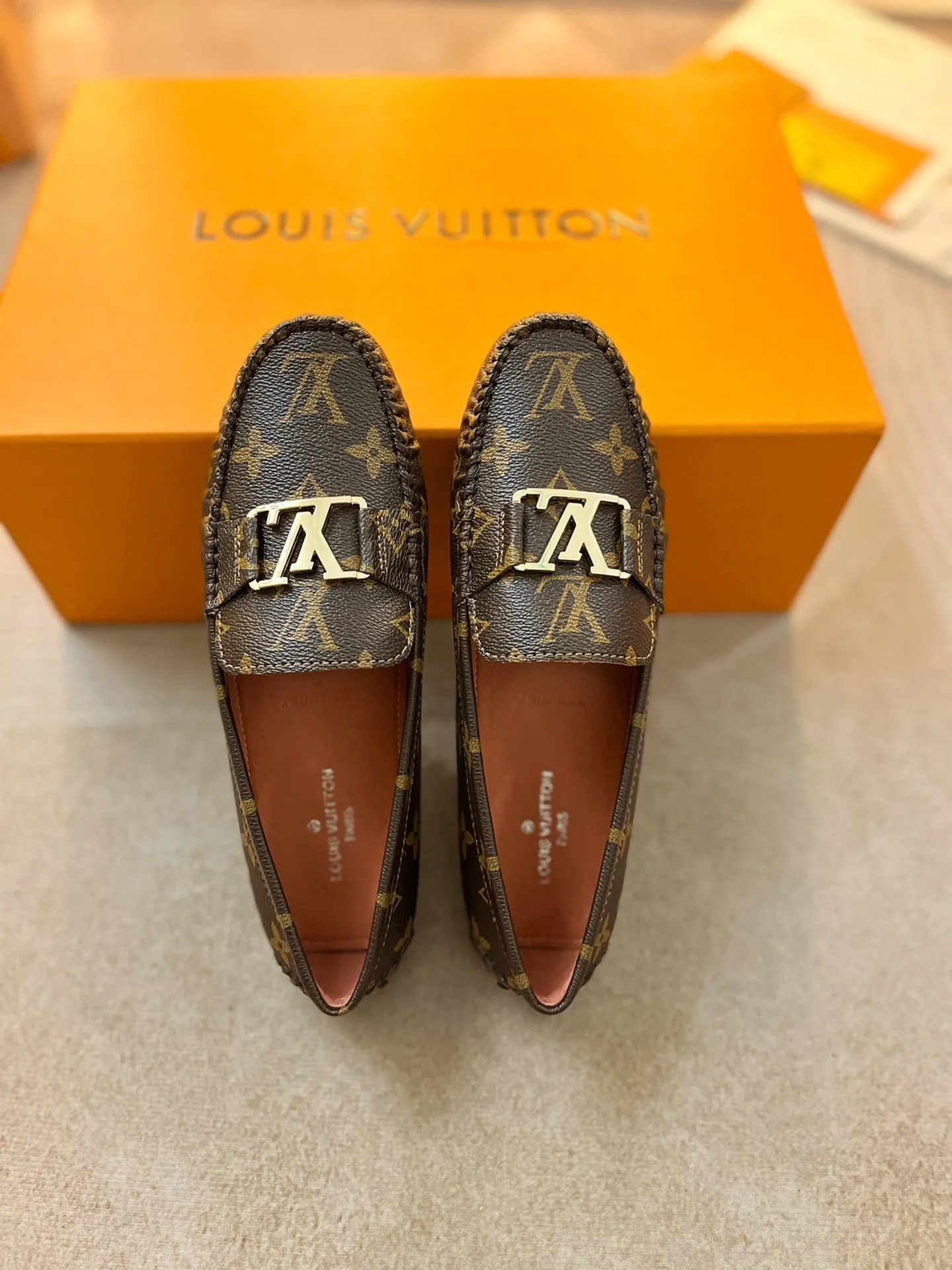 p460💰Couple model❤️🇫🇷 𝙇𝙤𝙪𝙞𝙨 𝙑𝙪𝙞𝙩𝙩𝙤𝙣 🇫🇷Louis Vuitton 2023 Classic𝓛𝓿 𝓣𝓻𝓪𝓲𝓷𝓮𝓻 Sports Series ➪➪➪¯ [Arizona Doudou Shoes Series] ▪️▪️▪️Arizona slip-on shoes are made of Monogram Eclipse canvas. Its hand-painted and dyed edges and hand-sewn uppers fully demonstrate Louis Vuitton's traditional shoemaking craftsmanship. This slip-on shoe is very lightweight. The integrated tongue and upper make it particularly comfortable and flexible. The soft outsole is equipped with rubber padding. Decorated with matching sash. Detailed features: ☑️Monogram Eclipse canvas ☑️Black Eclipse pattern ☑️Hand-painted shoe edges ☑️Hand-sewn uppers (each pair takes time to process) ☑️Integrated tongue and upper construction ☑️Outsole equipped with rubber lining ☑️size: 35_46